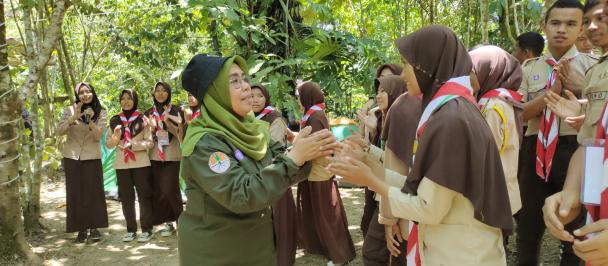 Anis with the young scouts of the Saka Wanabakti Scout movement